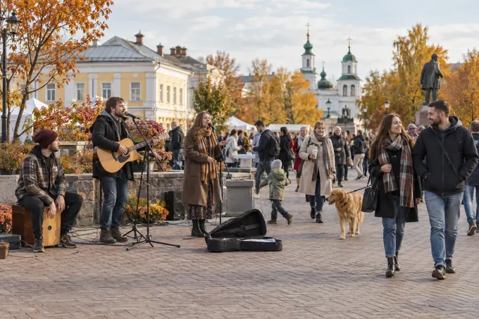 Городская афиша: тематическая иллюстрация